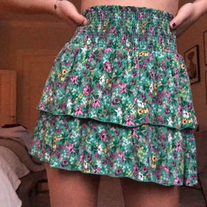 Grön blommig kjol  - Supergullig kjol från hm! Storleken är 36 men den är väldigt kort beroende på hur på höfterna den sitter så kan den passa 32/34. Köparen står för frakt! 