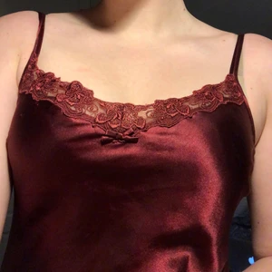 Vintage slip dress - BUDGIVNING i kommentarerna. Avslutas 27/1.             Vintage slip dress, men jag brukar använda det som linne. Inte för kort på mig som är 176. Bra skick, förutom att ett band inte går att justera. Märket Ella May från Lindex 38/40. SAMFRAKTAR