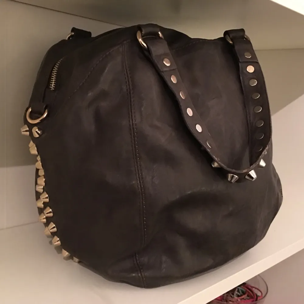 Mörkbrun handväska från Gina med guldiga nitar!. Väskor.