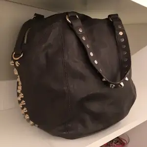 Mörkbrun handväska från Gina med guldiga nitar!