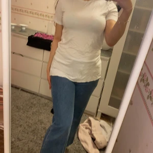 Vit t shirt med slits - En helt oanvänd tröja som är köpt utomlands. jättefin! Säljs pågrund av fel storlek
