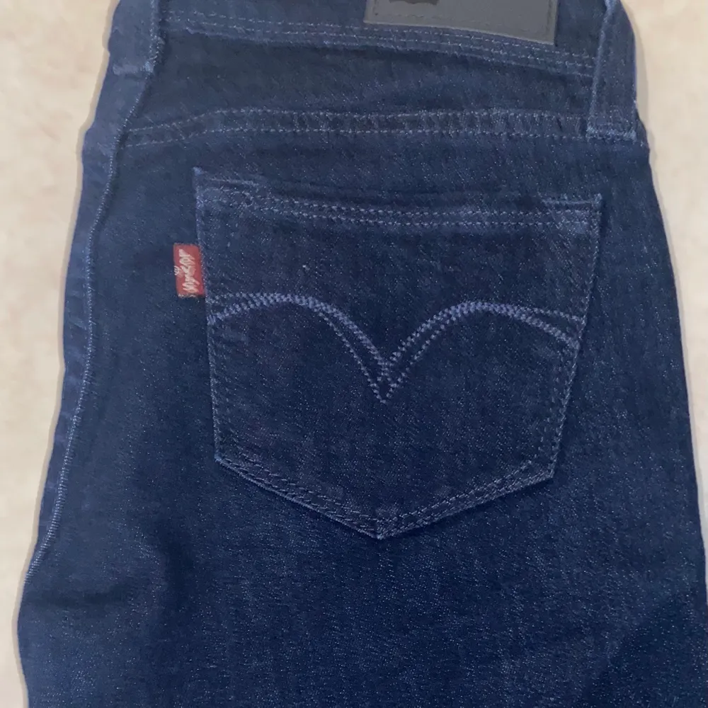 Ett par lågmidjade mörkblå skinny jeans i storlek 26. Säljer endast för att jag inte använder lågmidjat och dem är aldrig använda! Köparen står för frakt och jag tar endast swish!. Jeans & Byxor.