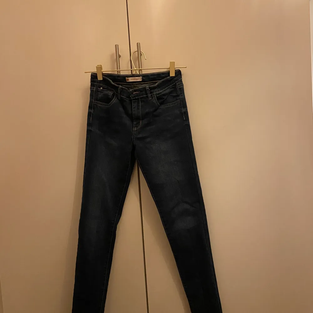 Jättesnygga lowrais jeans som tyvärr inte kom till användning, tight modell och i storlek M men känns som S. Kontakta om du är intresserad😊. Jeans & Byxor.