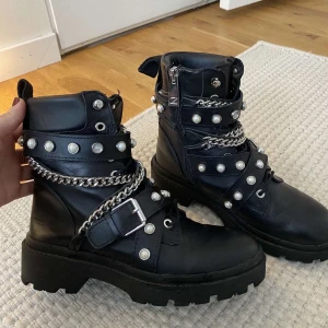 Zara boots - Säljer mina trendiga zara boots som är slut överallt!! Kommer tyvärr inte till användning och dom var är något små för mig i storleken! Storlek 37 men passar 38!!🥰