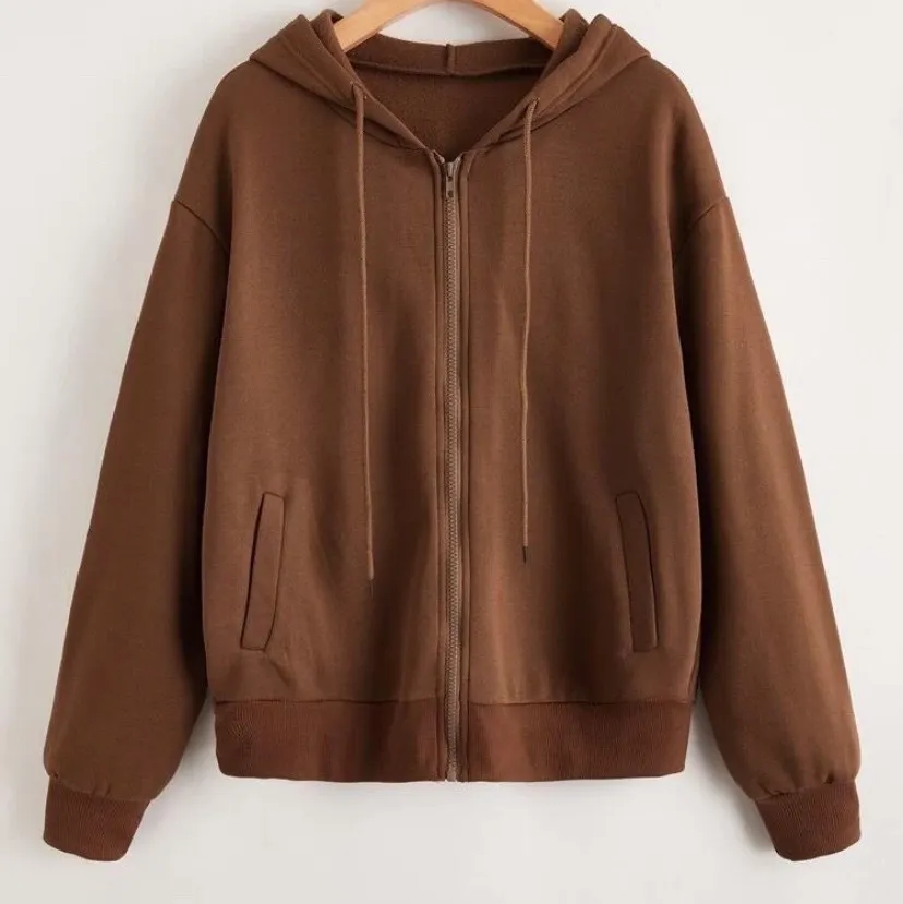 Hej! Säljer nu denna bruna zip up hoodie för att den inte har kommit till användning, den är i nyskick💞 budgivningen avslutas klockan 17:00 idag, ledande bud 190kr+66kr frakt💞. Hoodies.