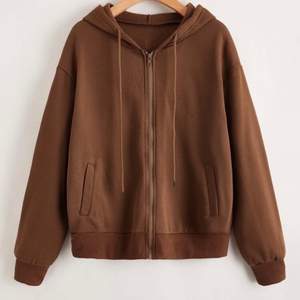 Hej! Säljer nu denna bruna zip up hoodie för att den inte har kommit till användning, den är i nyskick💞 budgivningen avslutas klockan 17:00 idag, ledande bud 190kr+66kr frakt💞