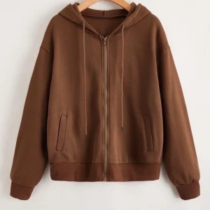 Brun zip up hoodie - Hej! Säljer nu denna bruna zip up hoodie för att den inte har kommit till användning, den är i nyskick💞 budgivningen avslutas klockan 17:00 idag, ledande bud 190kr+66kr frakt💞