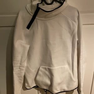 Munktröja strl. L - Vit munktröja med svarta detaljer strl. L. Pris exkl. frakt, köparen står för frakten. 