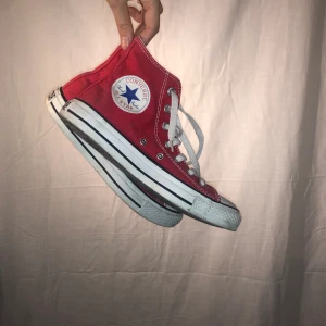 Röda Converse - Snygga röda Converse som behöver ett nytt hem! Fortfarande i bra skick✨