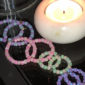 Örhängen - Jag pärlar egna örgängen. Finns i olika färger former och storlekar! Går bra att önska så ordnar jag efter önskan🥰🥰🥰