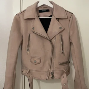 Zara mockajacka  - Jätte söt mocka jacka från Zara som aldrig används som då är i jätte bra skick! Färgen är babyrosa men Syns inte så bra på bild och är i storlek S/26 skulle själv säga att den är S/M har fickor och dragkedjor på armarna. Kan tänka mig gå ner i pris vid intresse!
