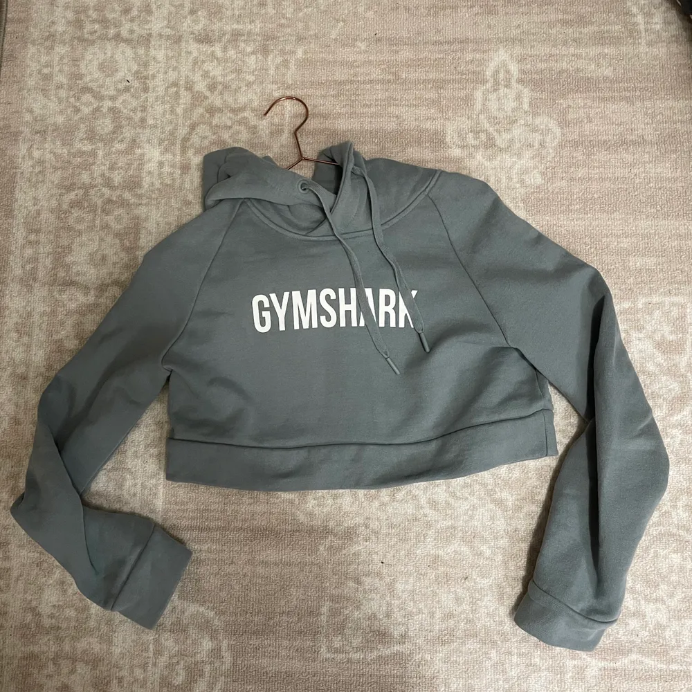 Snygg croppad hoodie från gymshark som är sparsamt använd. Färgen i verkligheten ser ut som i den första lånade bilden. Nypris 400kr. Pris kan diskuteras. ☺️. Tröjor & Koftor.