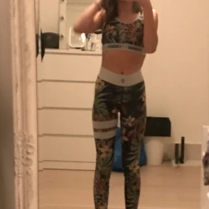 Stronger - säljer ett jätte fint tränings kitt från stronger💙💙Nypris; 1200! Fint skick (min kompis som är modell är 155cm lång) köparen står för frakten💙Om de är fler intresserad så blir de budgivning💙😊