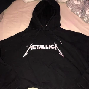 Croppad hoodie  - Croppad hoodie från hm jätte snygg och mysig⛓🖤