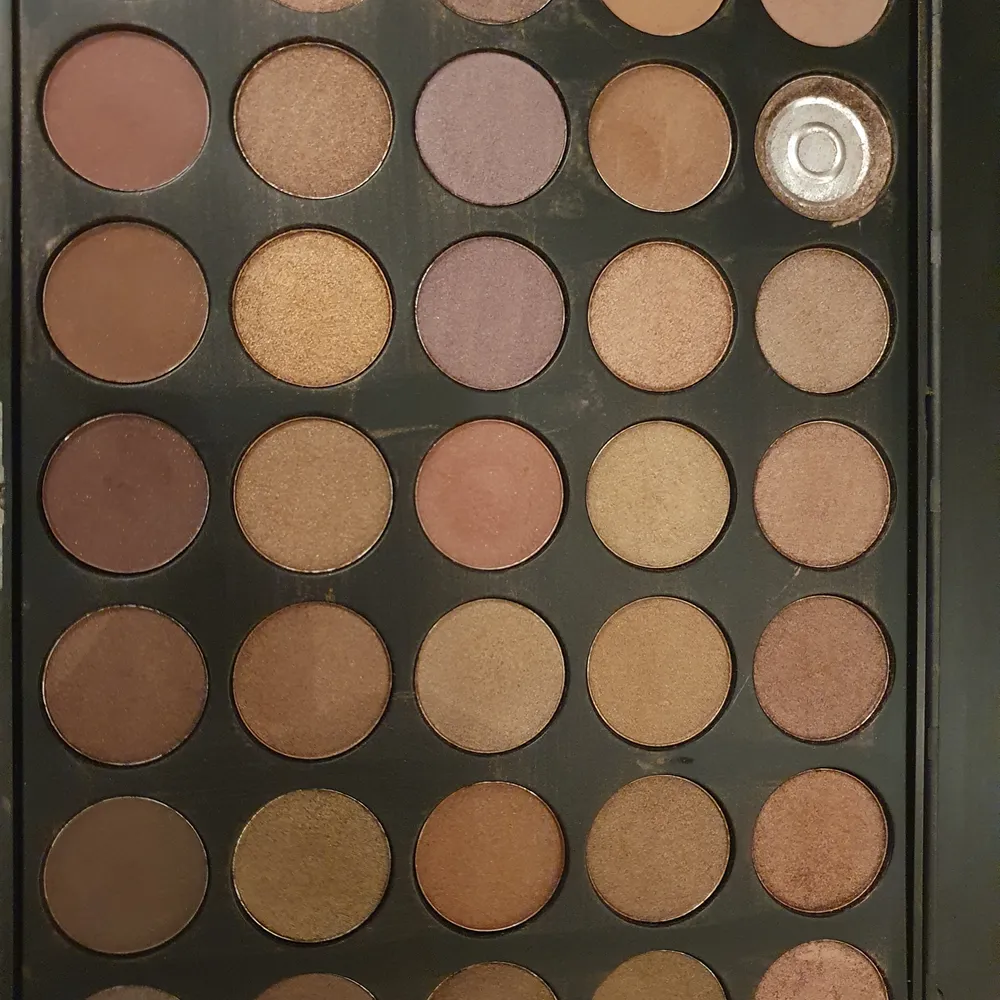 Så fin palette från morphe! Färgerna är varma och mot brun/guldig ton! Använt sparsamt men en av ögonskuggorna gick sönder så jag säljer den till billigare pris! . Skönhet.