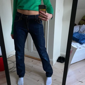 Nudie jeans - As snygga jeans från märket nudie som jag fått av min pappa men aldrig använt. Snygg och trendig passform! Storlek 28/34 vilket motsvarar typ 38-40. Bra längd på mig som är 174!! 💖💖 Köparen står för frakt 😚😚😋