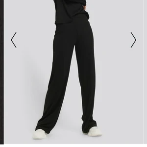 Ribbade byxor  - Ribbade byxor från na-kd, ofta slutsålda i de flesta storlekar, se är sååå sköna!!! ❤️❤️ frakten är 63kr!        Lite korta på mig som är 172-175:(
