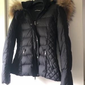 Rock and Blue - Zora modellen. Storlek 38 (som en 36). Använd en säsong, nyskick. Super fin stor päls, äkta tvättbjörn. 2000 nypris 3700kr.