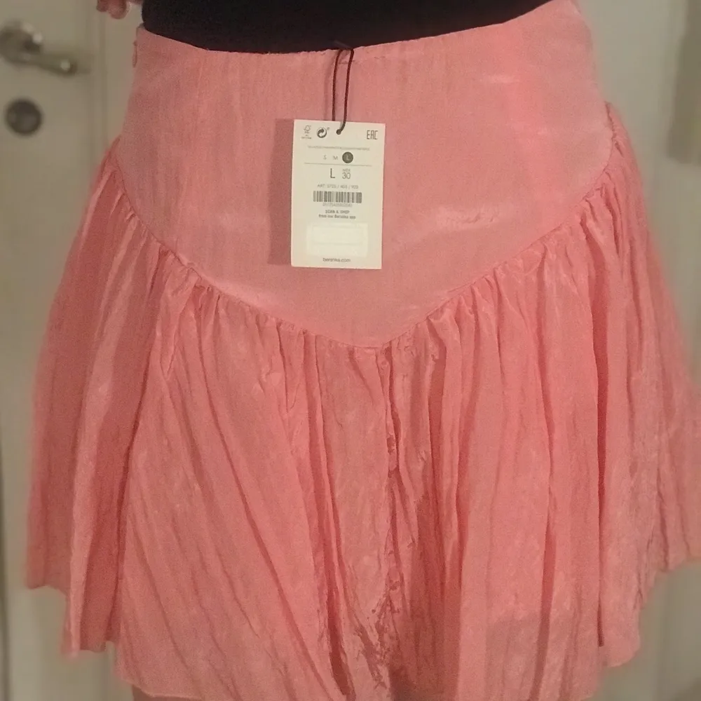 Superfin rosa kjol. Helt oanvänd med prislapp kvar. Säljer då den var kort på mig. Stl L men mycket liten i storlek och sitter som en M. Frakt tillkommer. Nypris 299kr. Kjolar.