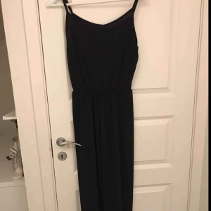  - Säljer denna Jumpsuit med vida ben då den är för liten för mig. Köpt i Italien på någon Marknad. Vet inte exakta storlek men den är för liten för mig som har S och för kort för mig som är 167 cm. Kan mötas upp i Norrtälje. Frakt tillkommer💖