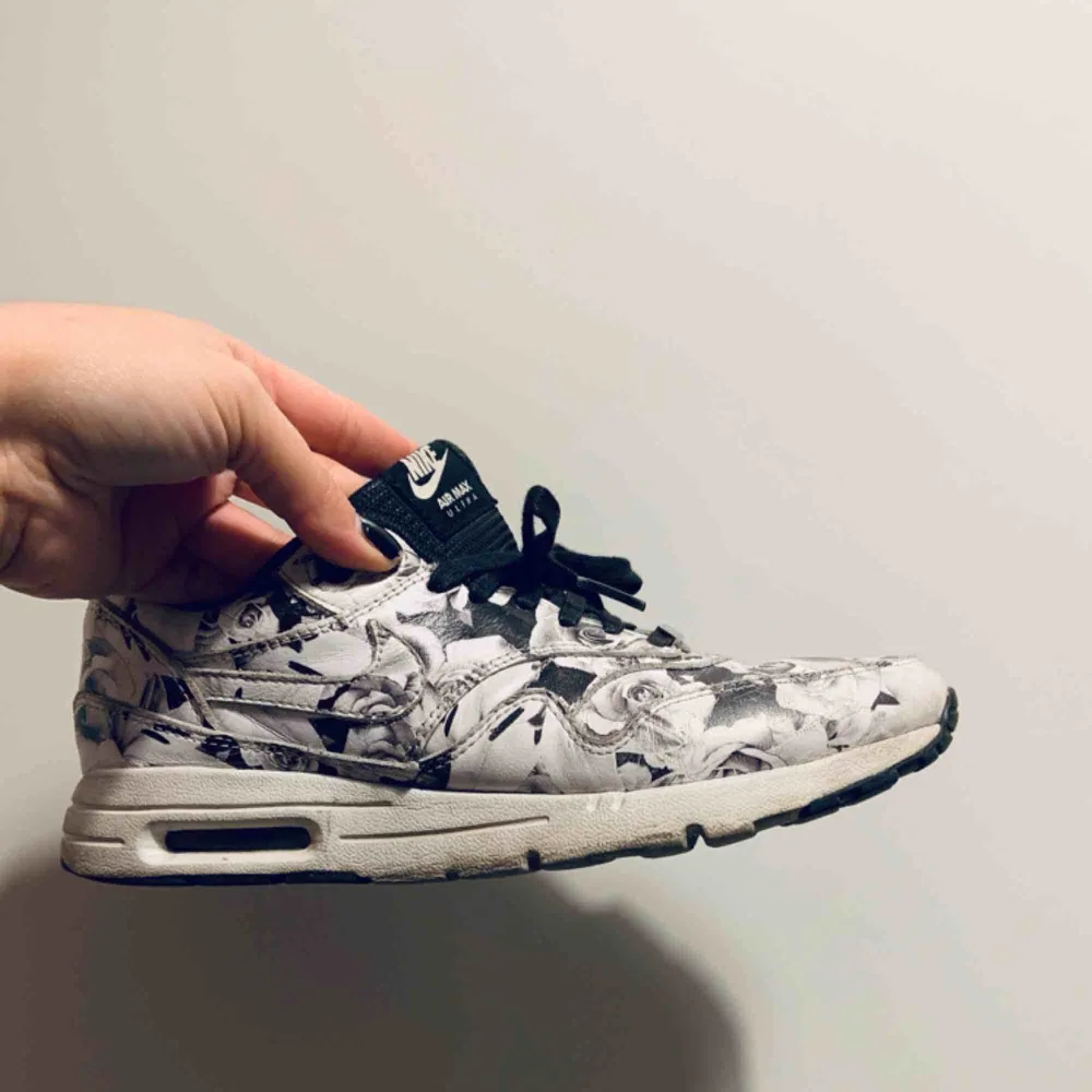 Nike Air max special edition sneakers with floral pattern. Size 38.. Skor.
