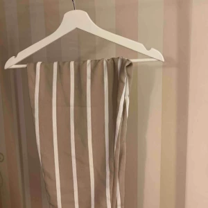  - Beige & vit randiga ”kostym-mjukis” från only, liknar oblygs poptrash modell! Använda fåtal gånger & är o fint skick!  97% Polyester 3% Elastane  Pris: 50kr