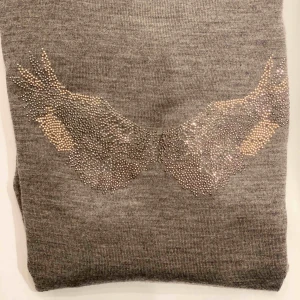  - ⚡️Grå Zadig Voltaire till SALU⚡️ett litet hål i vänstra armen annars bra skick, storlek m. Om ni vill ha fler bilder o svar kan ni skriva till oss💃🏻⚡️start pris 400kr⚡️ny pris är 1750kr