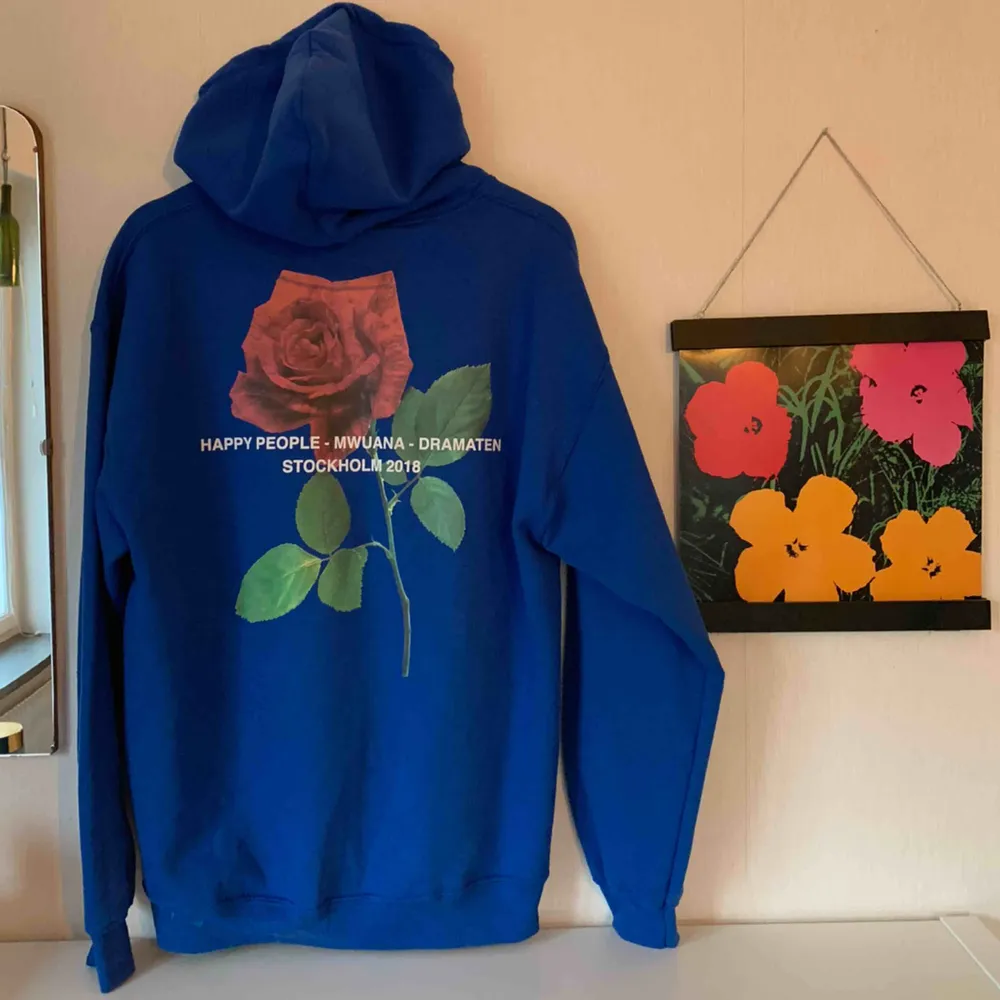 En blå Mwuana hoodie, mysigt material och fint skick. En stor ros på baksidan 🌹. Hoodies.