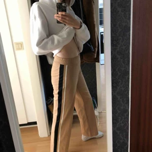  - beigefärgade byxor med vita och svarta streck på båda sidorna!  Pris- 50kr + frakt Alternativt mötas upp i Göteborg vid intresse  Storlek: S