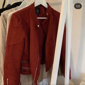  - skitsnygg vinröd jacka i mocka imitation från Zara i strl S, köptes för ca 2år sen och är väl använd men fortfarande i fint skick. lite fläckig på vänster arm men inget man tänker på.  ( kan gå ner i pris vid snabb affär)  köpare står för frakt❤️
