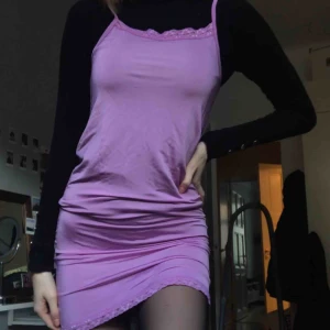  - Silkesklänning i mycket cool lila färg💜 möts upp på centralen eller Norrmalm annars betalar köparen frakt💕 