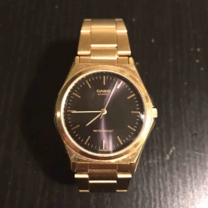  - Klocka i nytt skick, går att justera storleken. batteriet är helt fungerande.