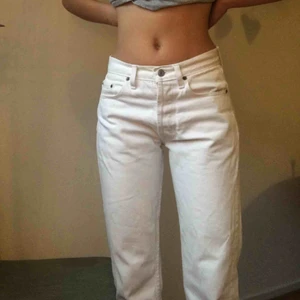  - Superfresh vita jeans från Levis. Vet ej storleken men jag är storlek XS/24/34 och 168 cm, på mig sitter dom bra. Längden likaså. :) lite stora i midjan ☄️