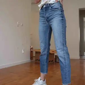 Jeans från h&m storlek 24. Frakt 63kr spårbart tillkommer 