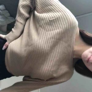  - Snygg beach tröja från Gina tricot, använd några gånger bara. Säljer för 100kr + frakt. 