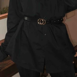  - Svart skjorta som även kan användas som klänning - unisex! ENDAST använd EN gång & är i NYTT skick!