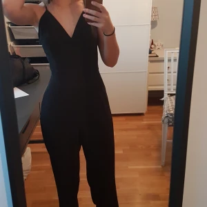  - Helt oanvänd jumpsuit från bikbok. Den är öppen i ryggen, se sista bilden. Den är tyvärr alldeles för stor för mig.  Frakt tillkommer😊
