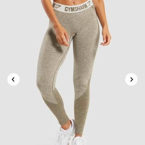  - oanvända flex tights från gymshark som ligger i originalpåsen med alla lappar kvar! säljer pga att dom tyvärr är lite långa och därför aldrig kommit till användning. originalpriset är 550kr🥰🤪