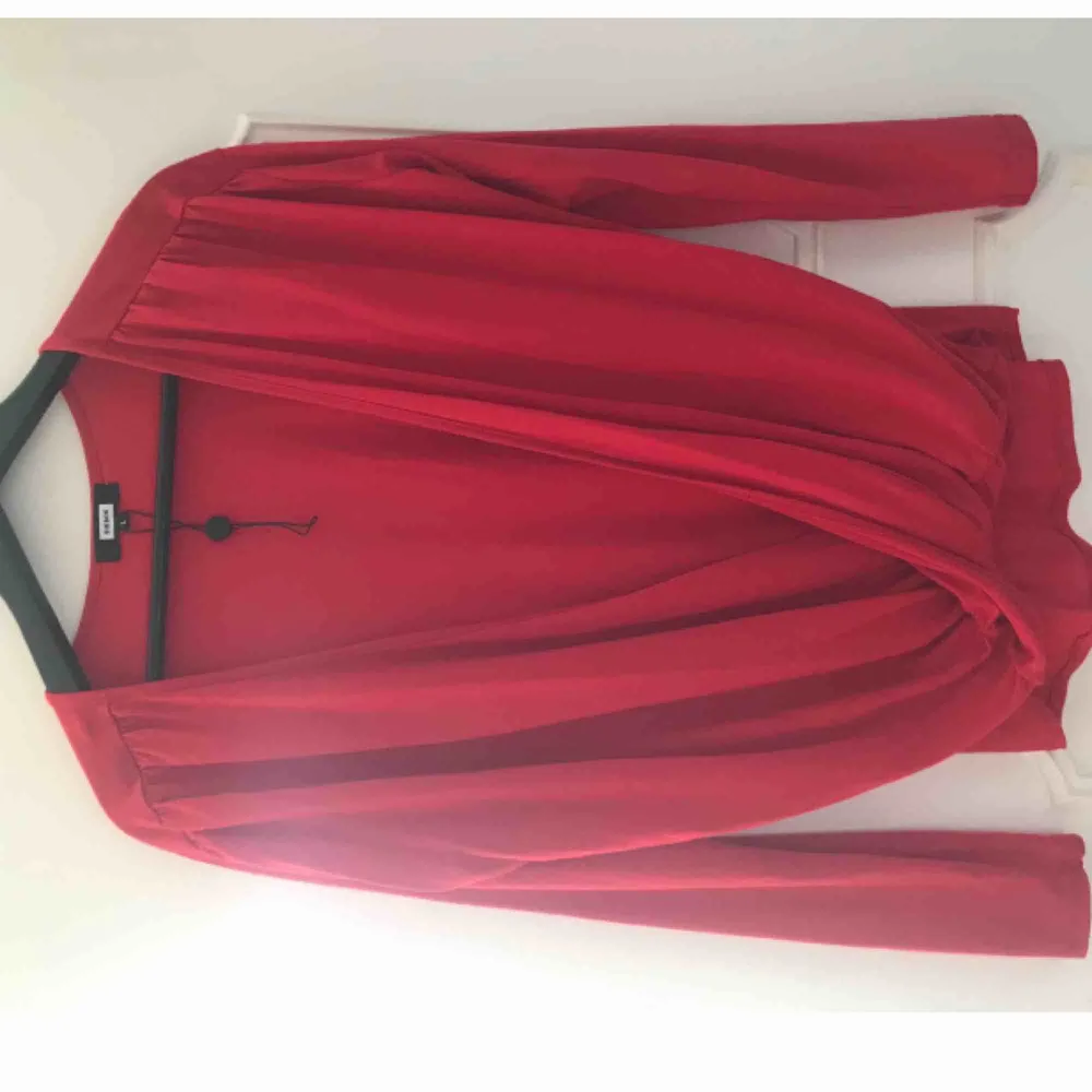 Röd omlott tröja från BikBok i strl L. Aldrig använd endast testad. . Toppar.