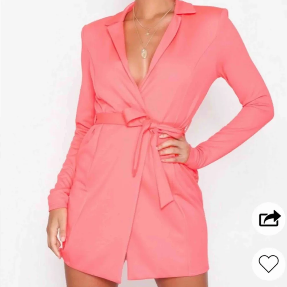 Säljer min neon rosa blazer dress från Nelly i strl S. Använd 1gång. Så den är så gott som ny Kan skickas. Klänningar.
