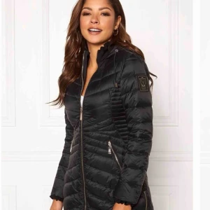  - Storlek 42 men den är insydd så nu passar den mig som vanligtvis är S men skulle säga att den är bra för En M. Som ny, plast vid kedjan kvar. Använd endast 2 gånger. Nypris 1500kr