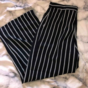  - Randiga byxor köpta på bikbok.dk, använda en gång, inga fel eller sömmar som är slitna. Är i kostymaktigt material. 