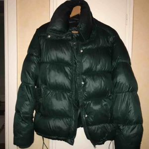 - Pufferjacket från Bikbok. Mörkgrön i färgen. Blank utsida.  Bor i Oxelösund/Nyköping men kan mötas upp i Stockholm city, samt alla pendelstationer mellan city och Väsby. 