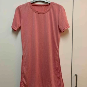  - Super söt tröja med öppen slits på båda sidorna, super snyggt till ett par ljusa jeans!😍 