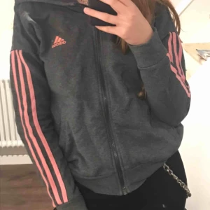  - ny och fin kofta med luva med adidas märke. sällan använd och i jätte bra skick. 