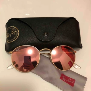  - Säljer mina äkta Rayban solglasögon som jag verkligen älskar, dock tröttnat på färgen rosa så tänker att de kan komma mer till användning hos någon annan! Frakt är inkluderat i priset, kan också mötas upp i Malmö och Lund 📦 