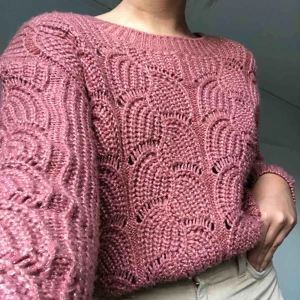  - Rosa/brun stickad tröja från ginatricot. Använd ett fåtal gånger. Köparen står för frakten🥰