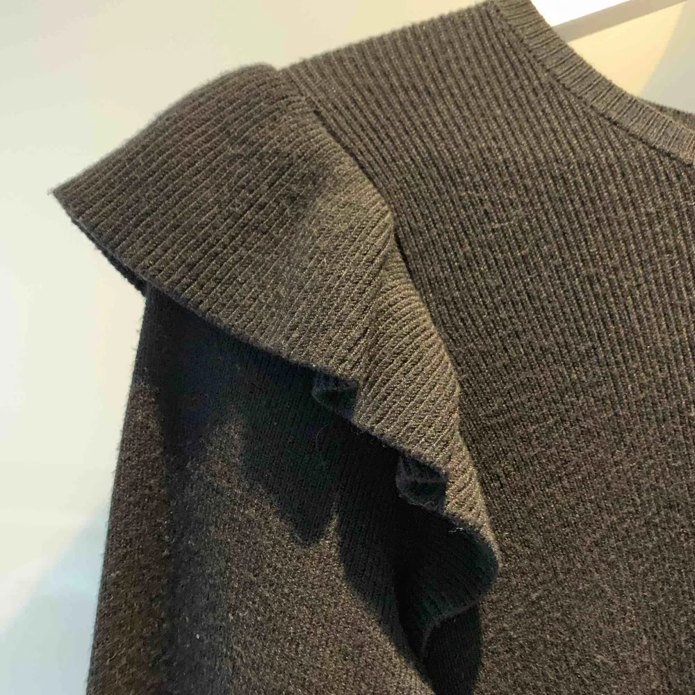 Säljer denna stickade tröja med volanger från bikbok. Köpt för ca 1 år sedan men säljer nu pga att den aldrig kommer till användning. Frakt till kommer, ligger på ca 60kr. Tröjor & Koftor.