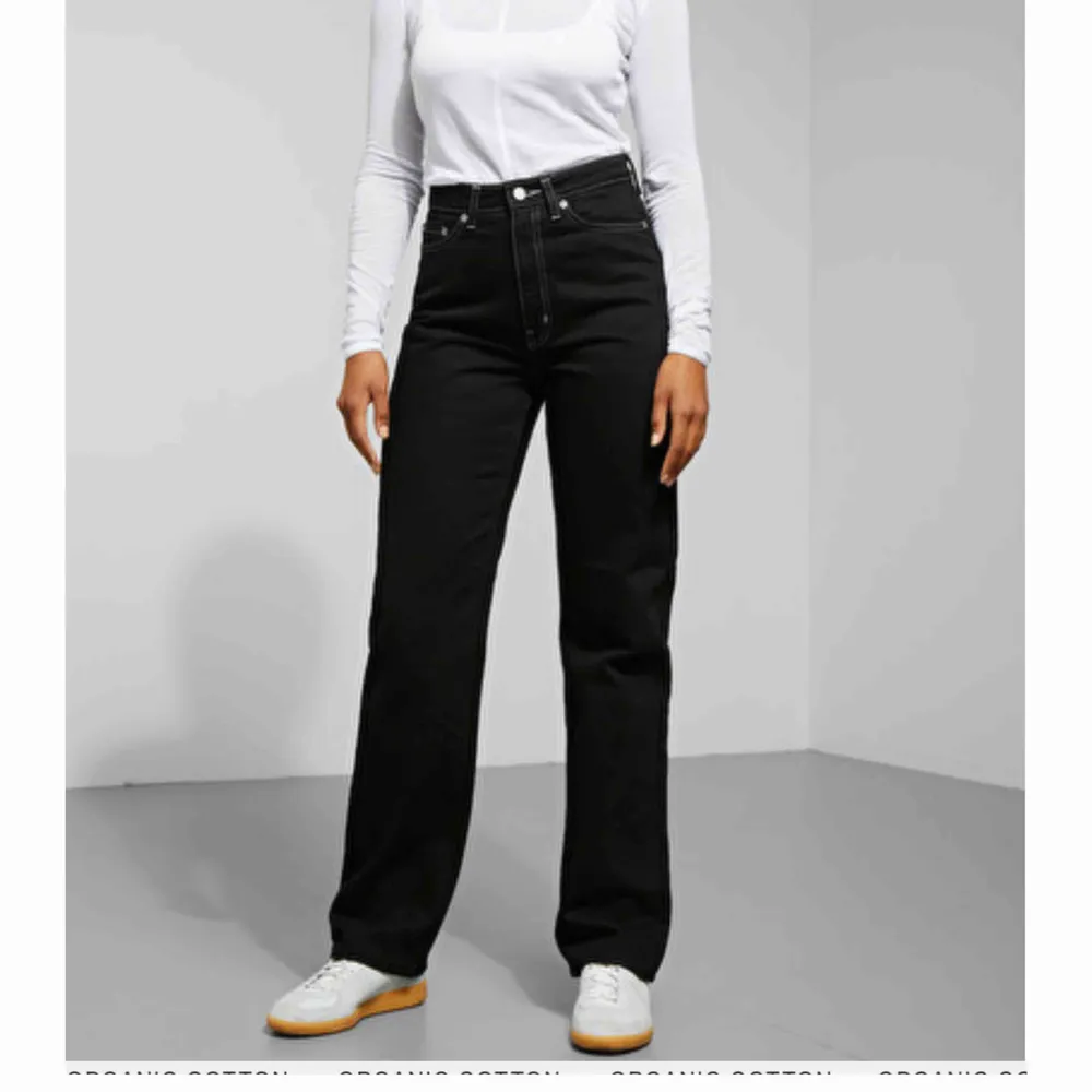 Ett par weekday jeans i modellen Rowe frakten är redan med i priset . Jeans & Byxor.