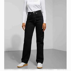 Ett par weekday jeans i modellen Rowe frakten är redan med i priset 